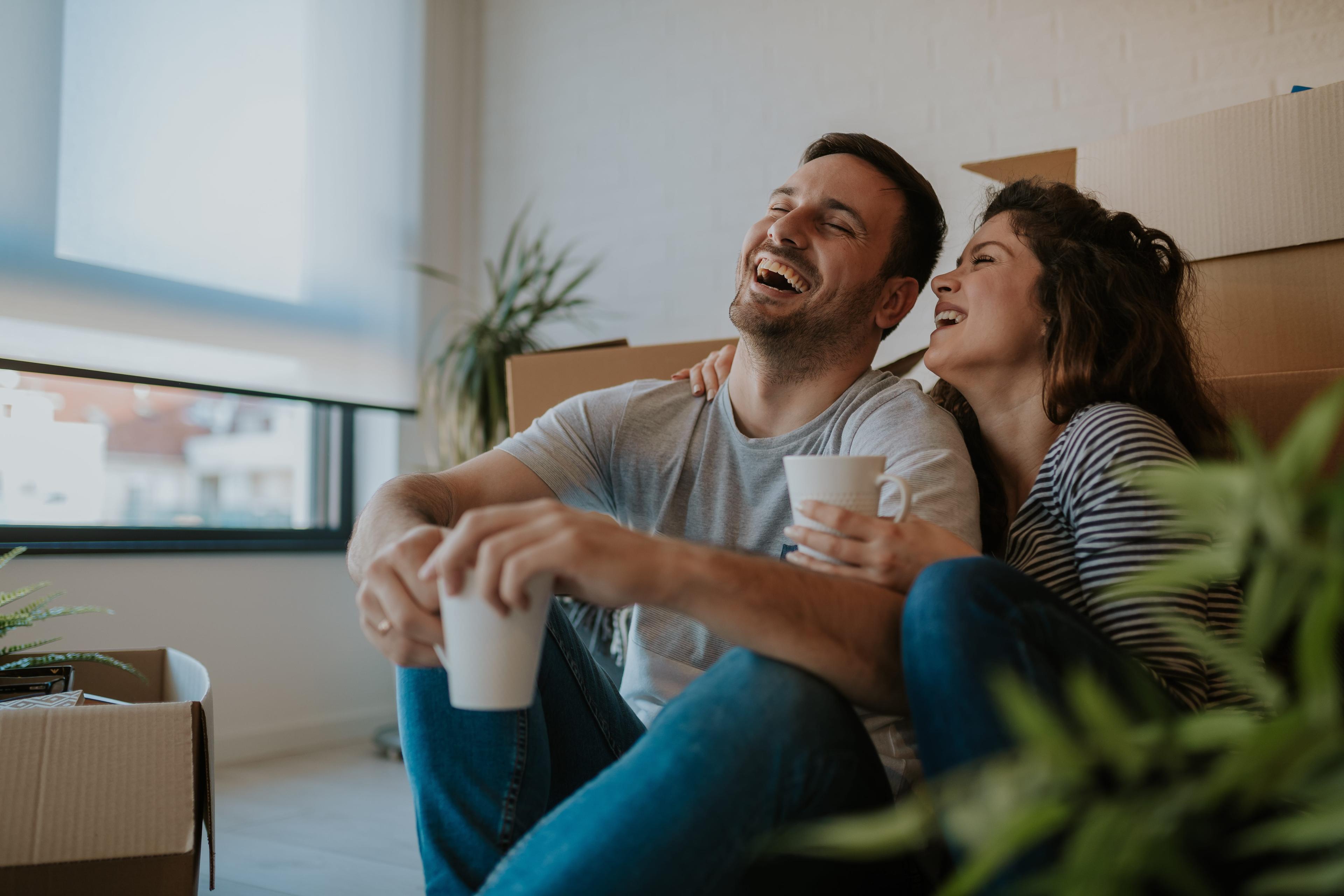 Dos personas sonriendo con un tazón en la mano