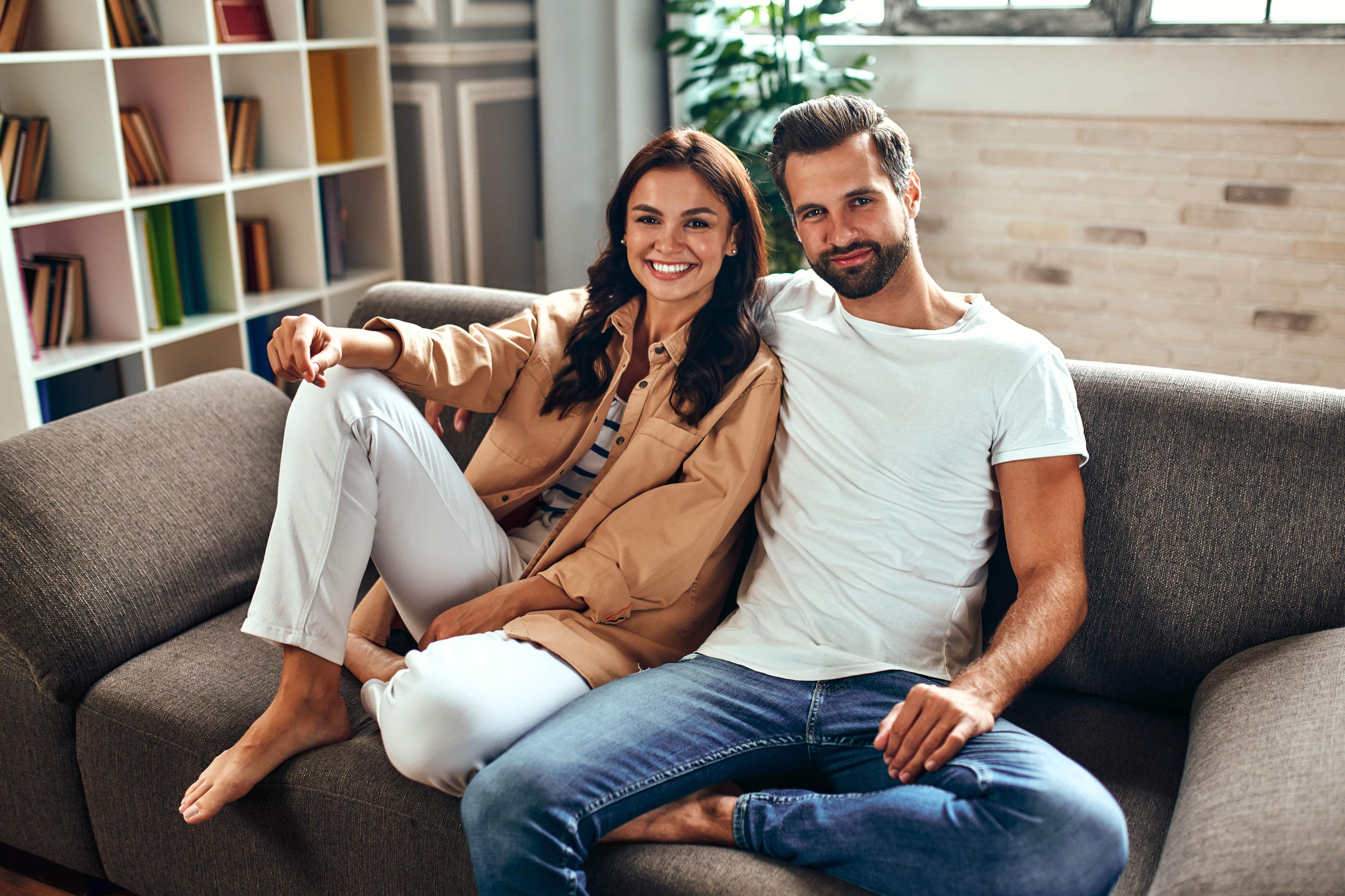 imagen de fondo inmobiliaria Houm con pareja feliz en su nuevo hogar