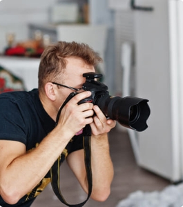 Hombre tomando fotografía a una casa